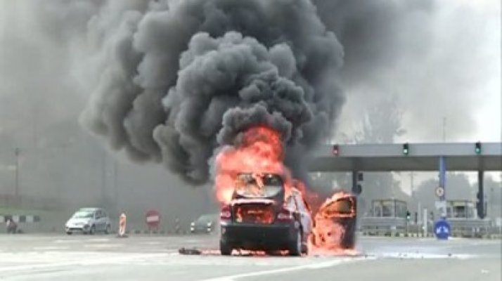 Incendiu pe Autostrada Soarelui: a luat foc o maşină